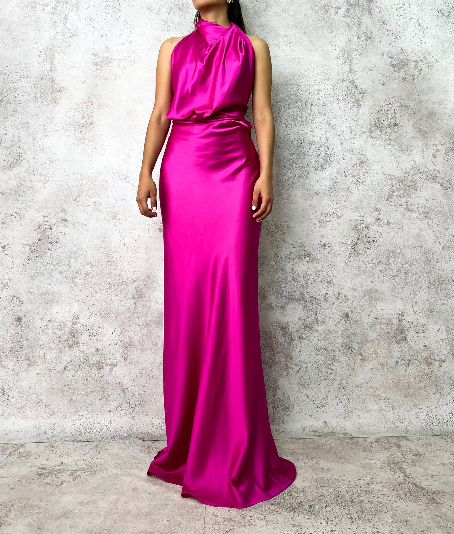 Vestido largo cuello halter magenta.