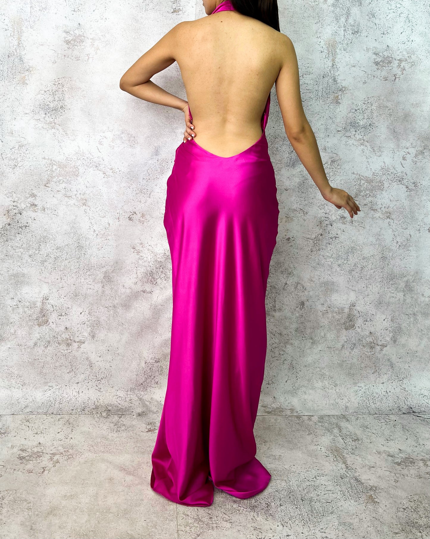 Vestido largo cuello halter magenta.