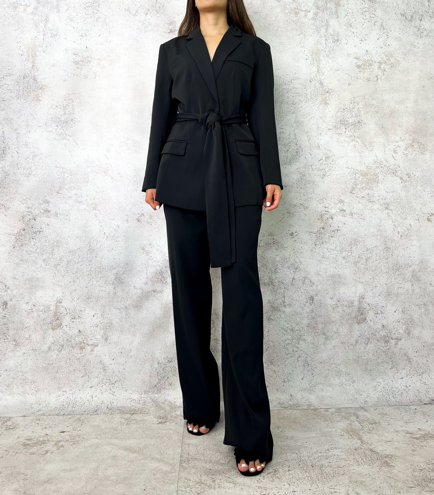 Set blazer y pantalon negro.