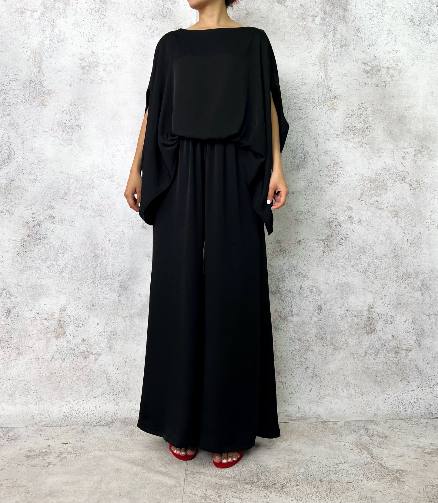 Set blusa cuello barco y pantalon negro.
