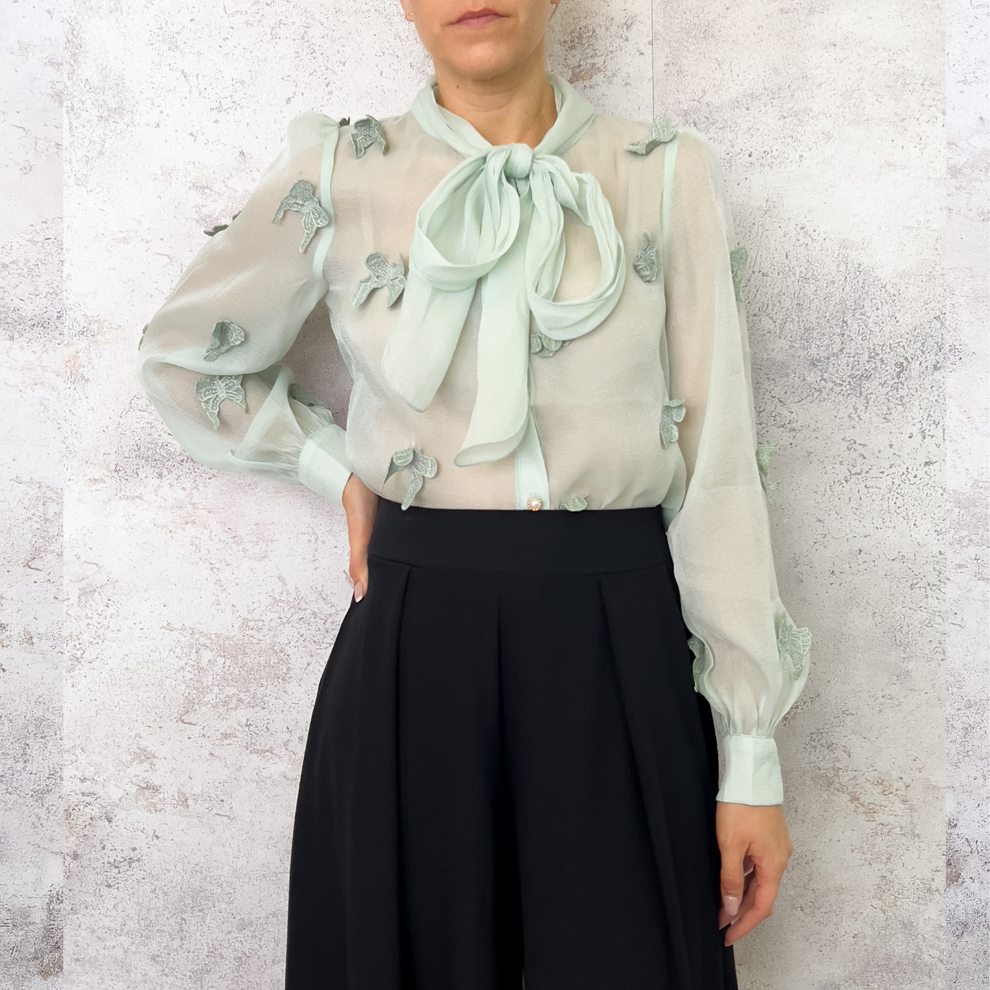 Blusa mariposas verde menta.