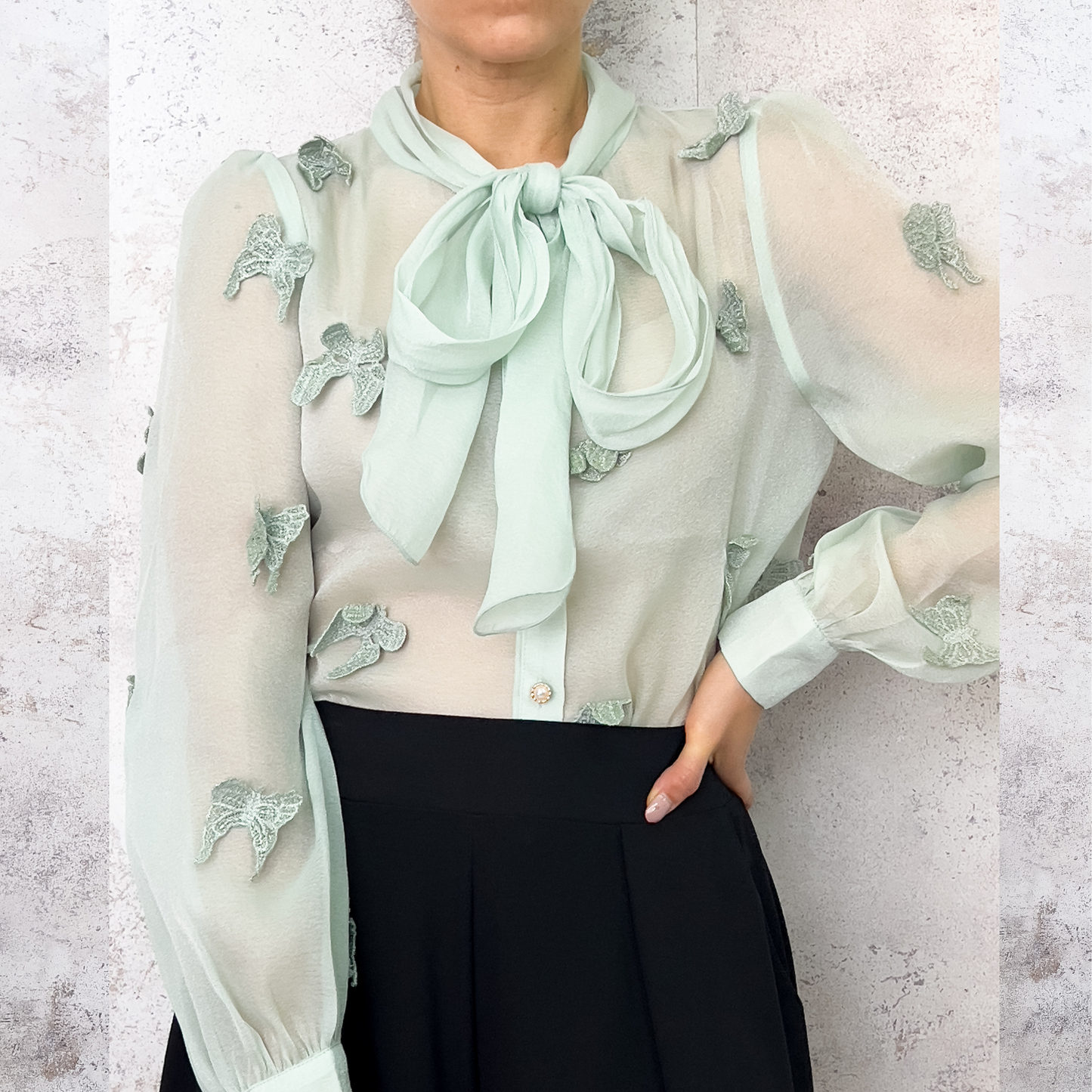 Blusa mariposas verde menta.