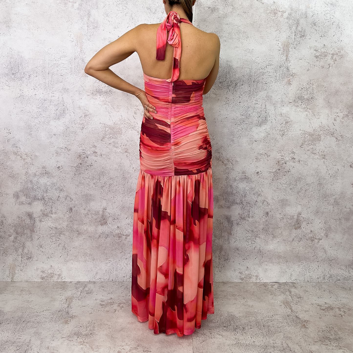 Vestido mesh drapeado coral.