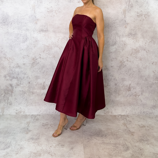 Vestido midi strapless vino.