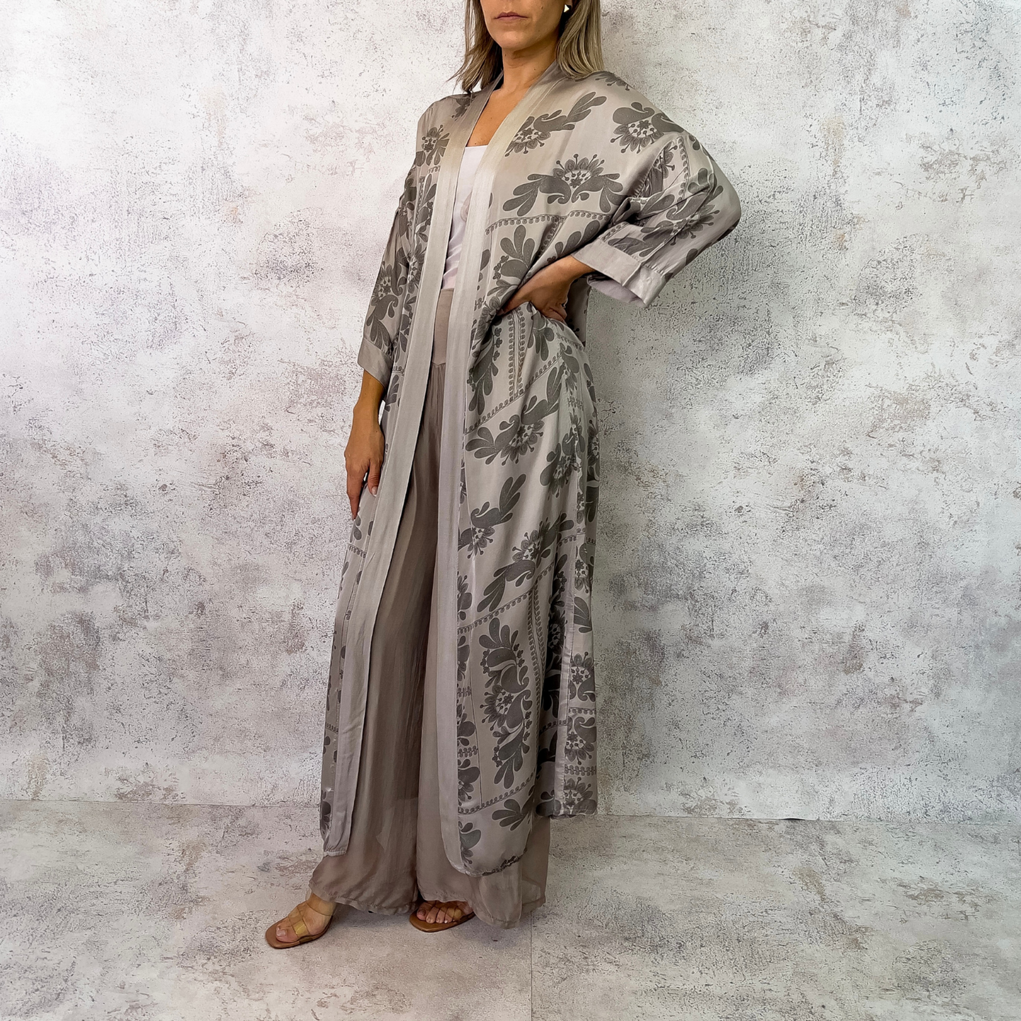 Kimono satín figuras taupe.