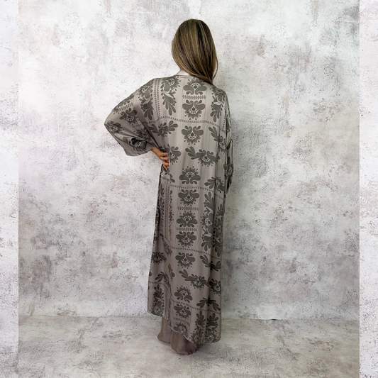Kimono satín figuras taupe.
