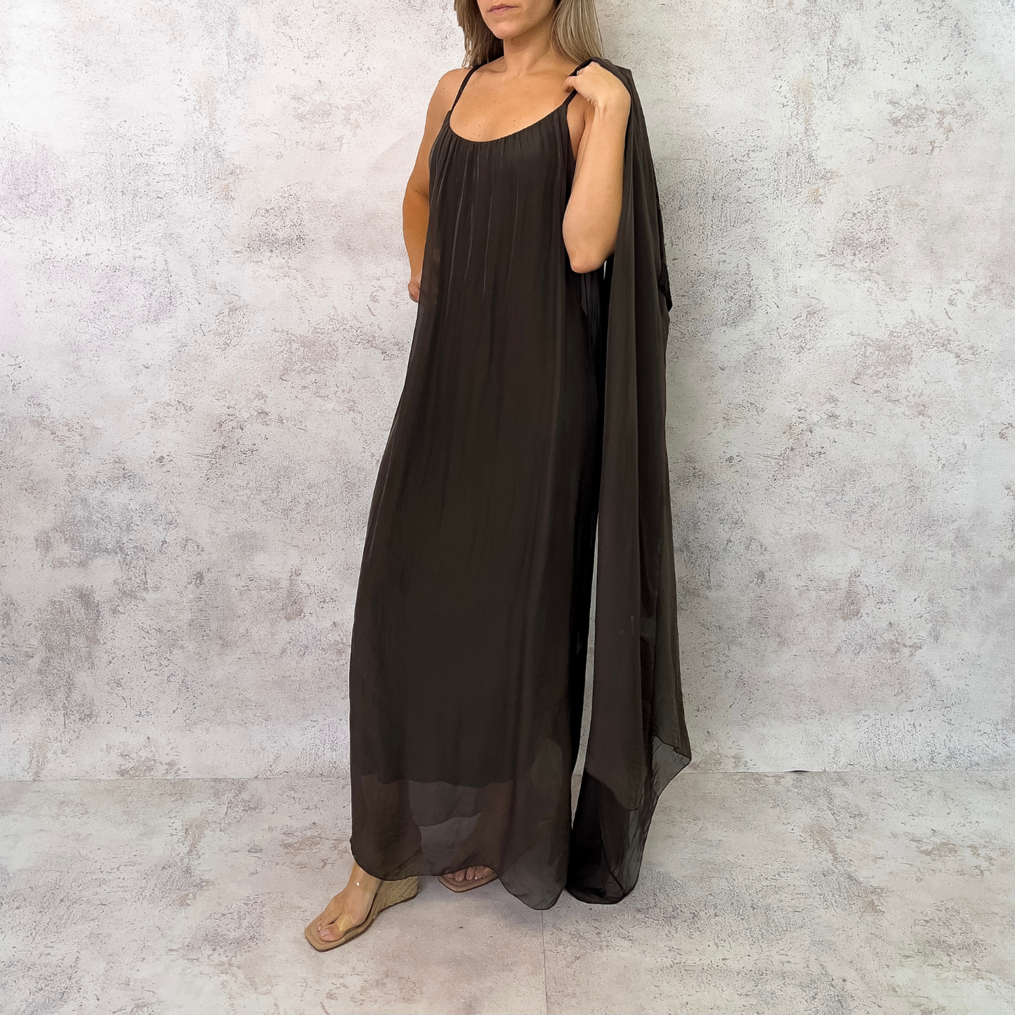 Vestido de seda cafe.