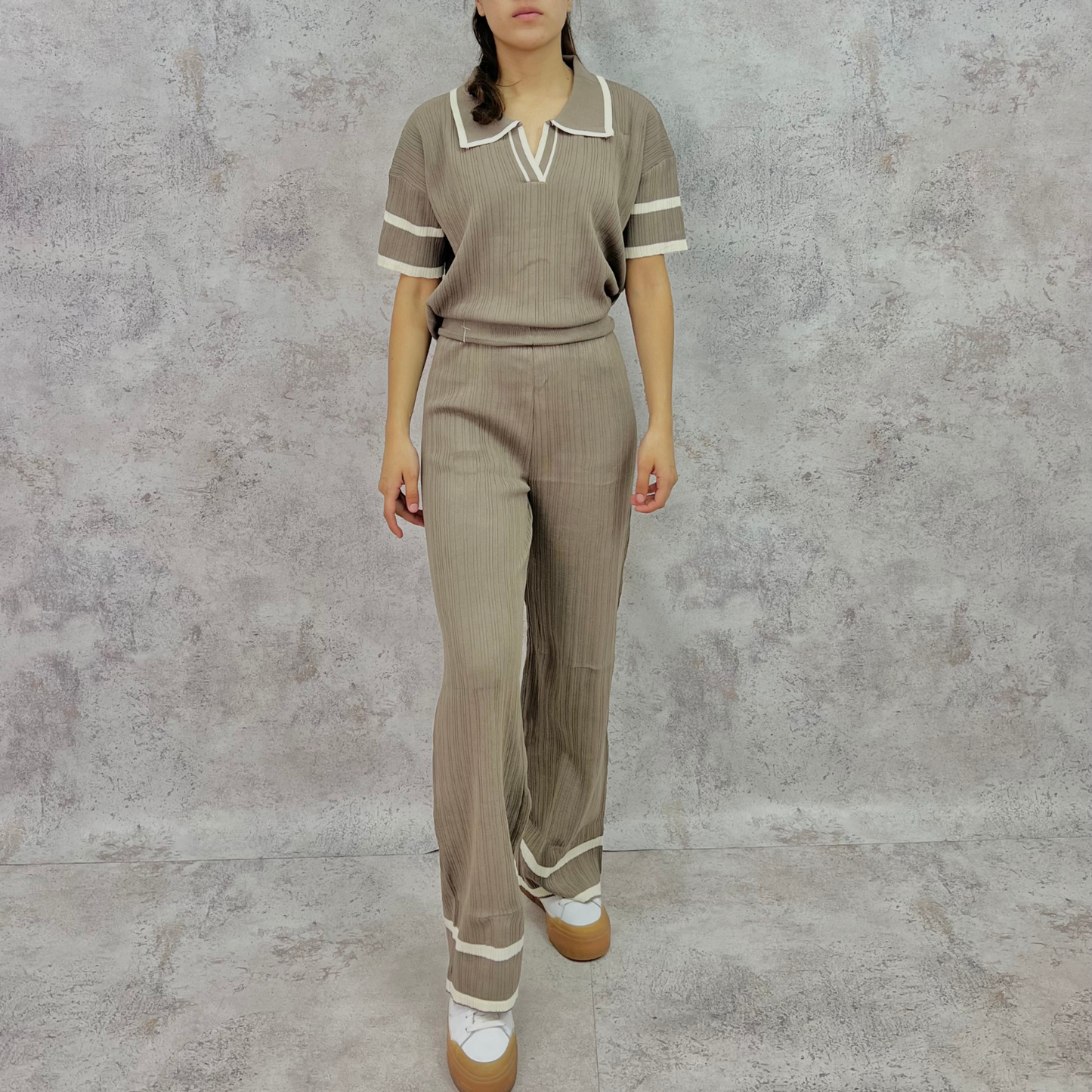 Set de punto blusa cuello polo taupe,