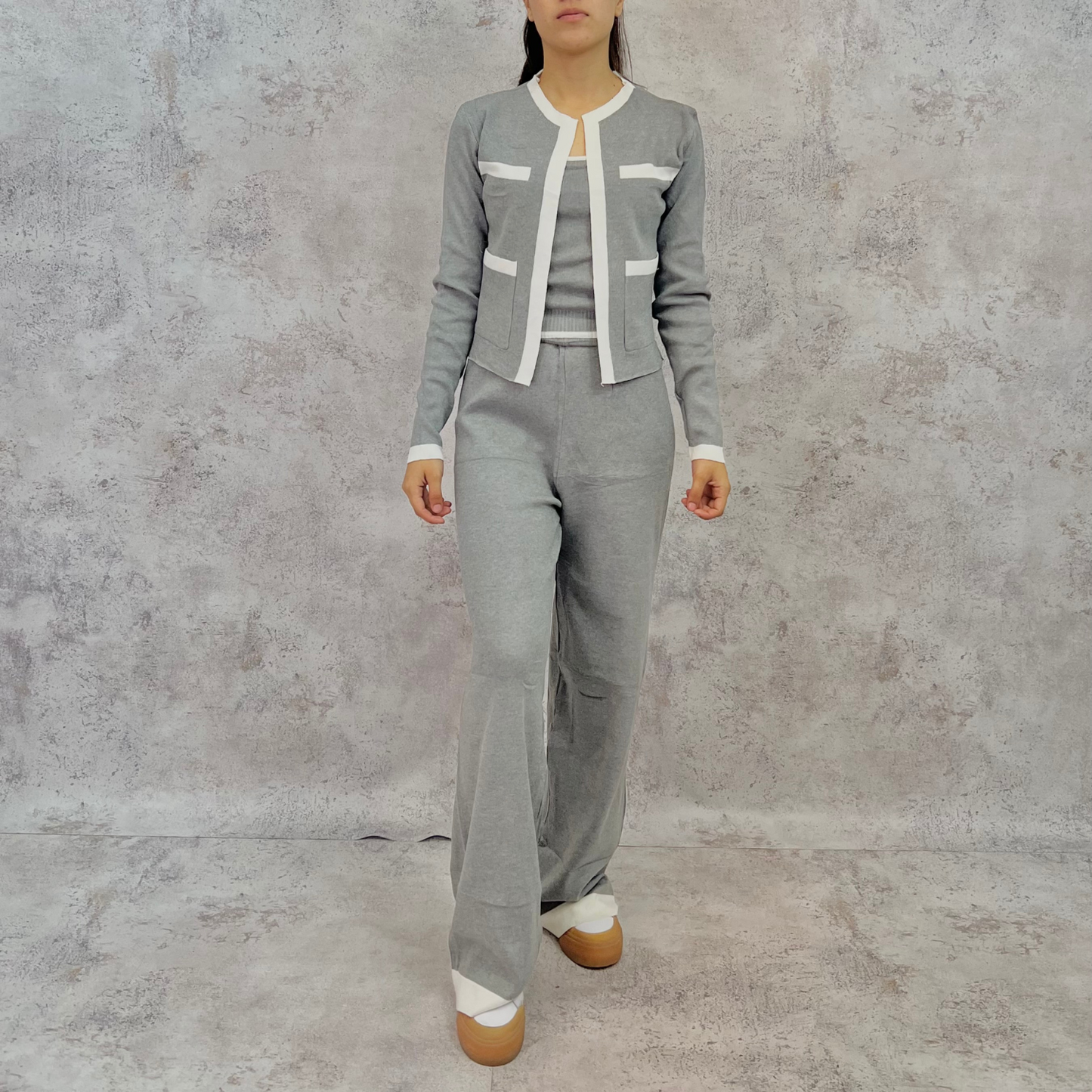 Set de punto fino tres piezas gris.