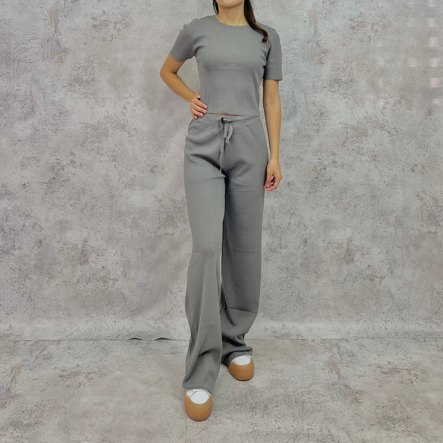 Set de punto fino gris.