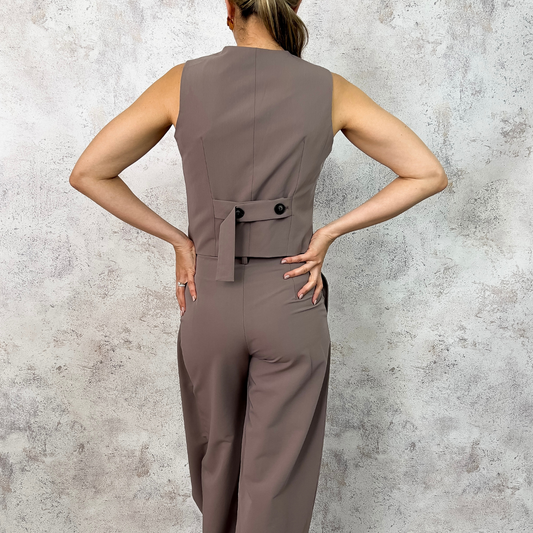 Set de chaleco y pantalón taupe.