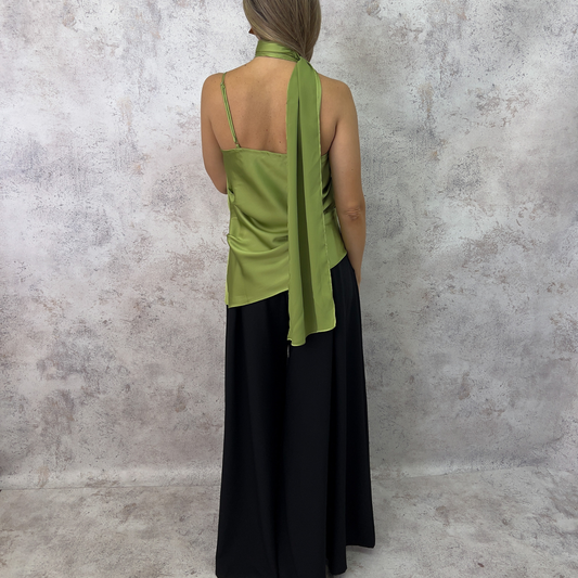 Blusa un hombro satín verde musgo