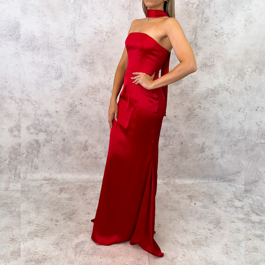 Vestido strapless rojo.