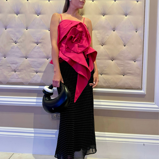 Blusa rosa fucsia con flor.