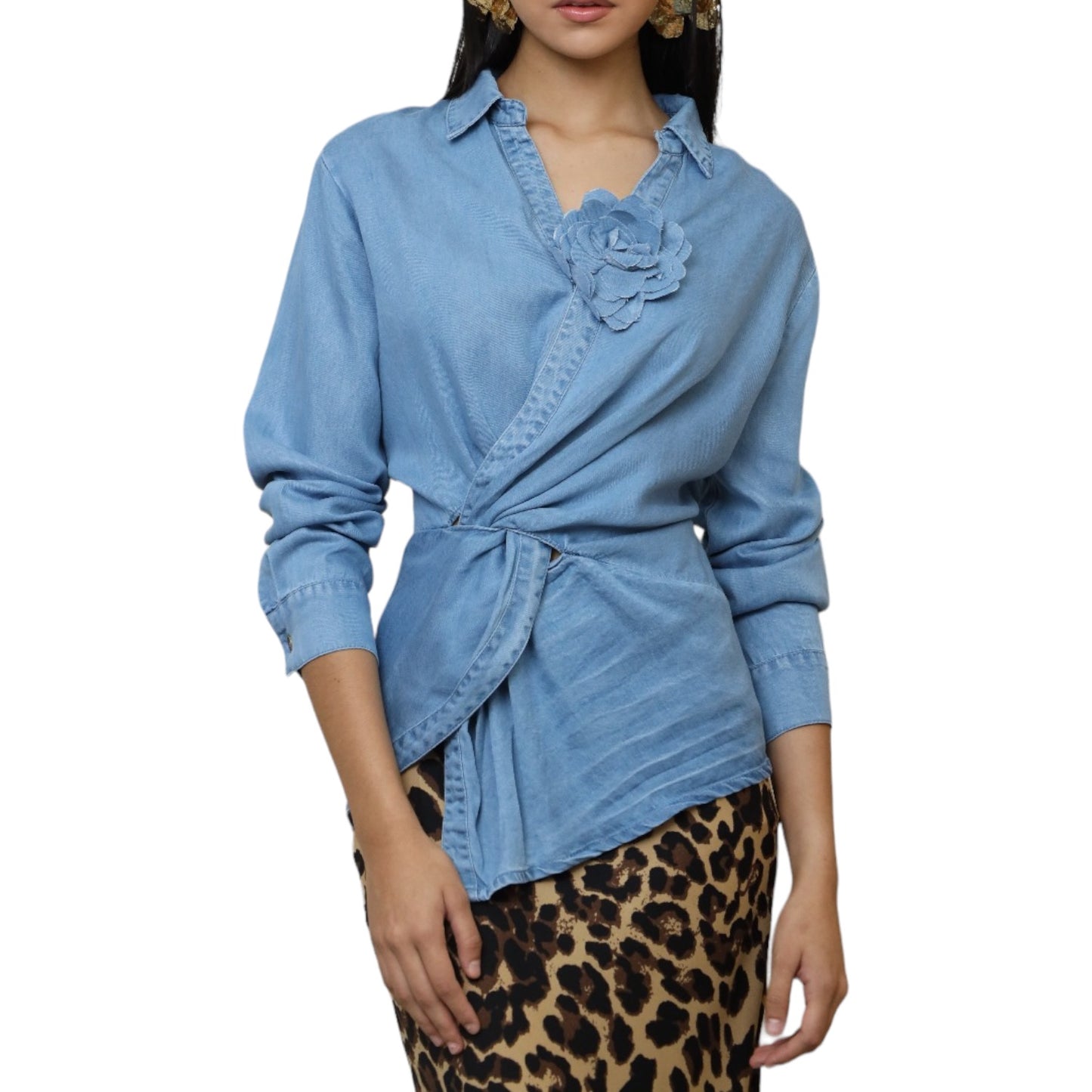 BLUSA DE MEZCLILLA CON FLOR