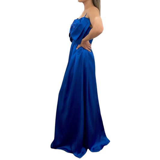Vestido largo satín escote moño azul rey.