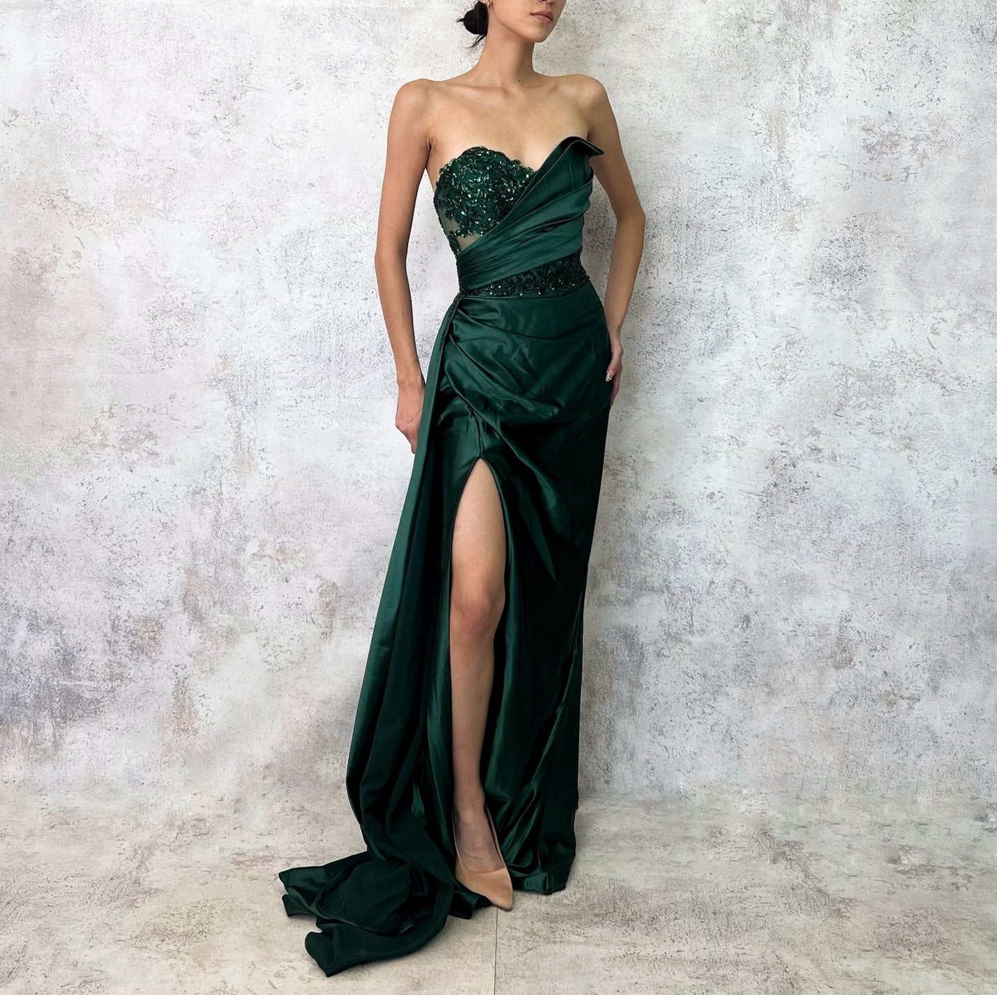 Vestido largo strapless satin bordado verde