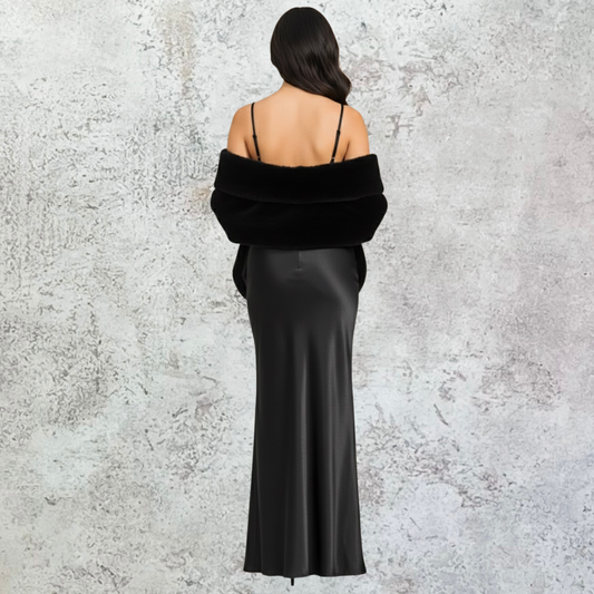 Vestido largo satinado negro con solapa de peluche