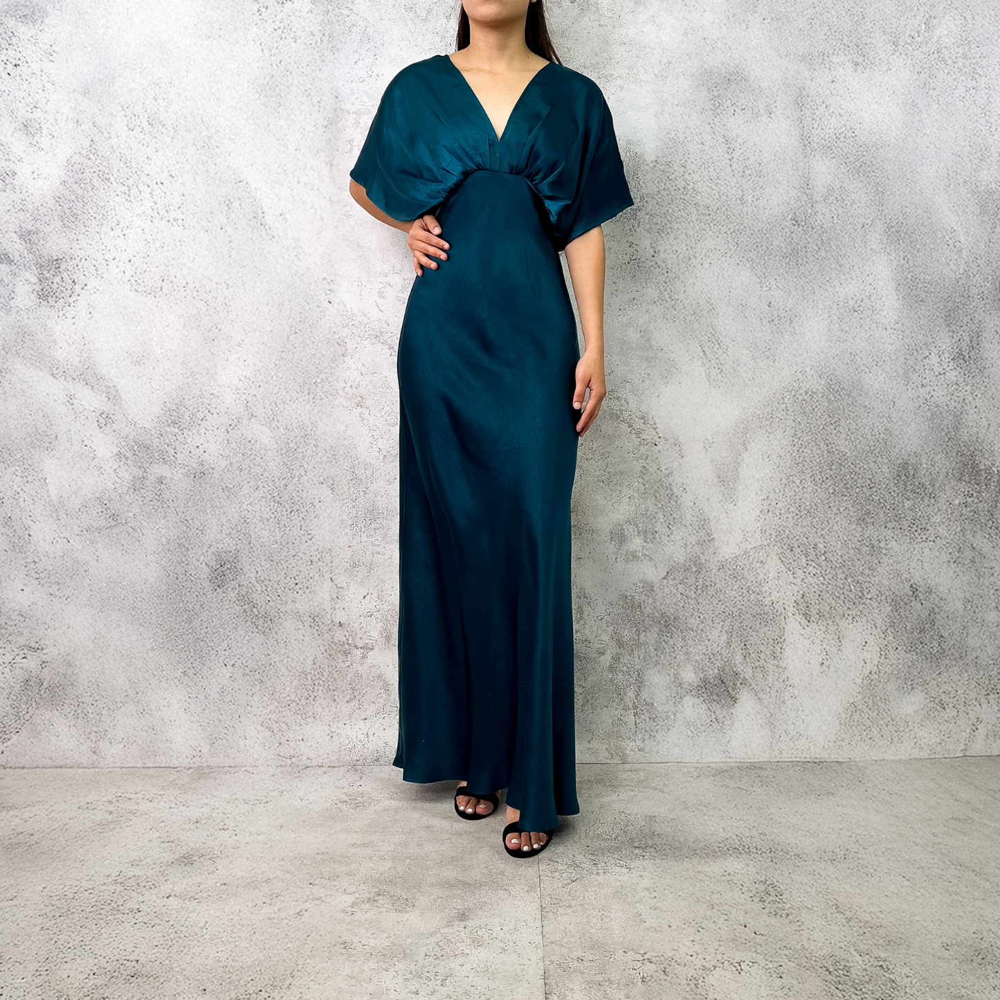 Vestido manga amplia verde jade.