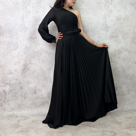 Vestido tableado a una manga negro.