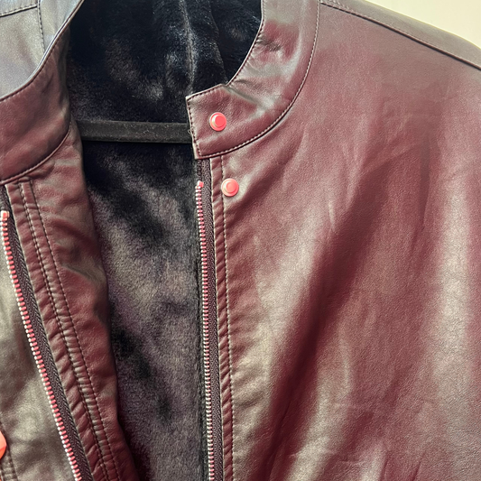 Chamarra efecto piel negra