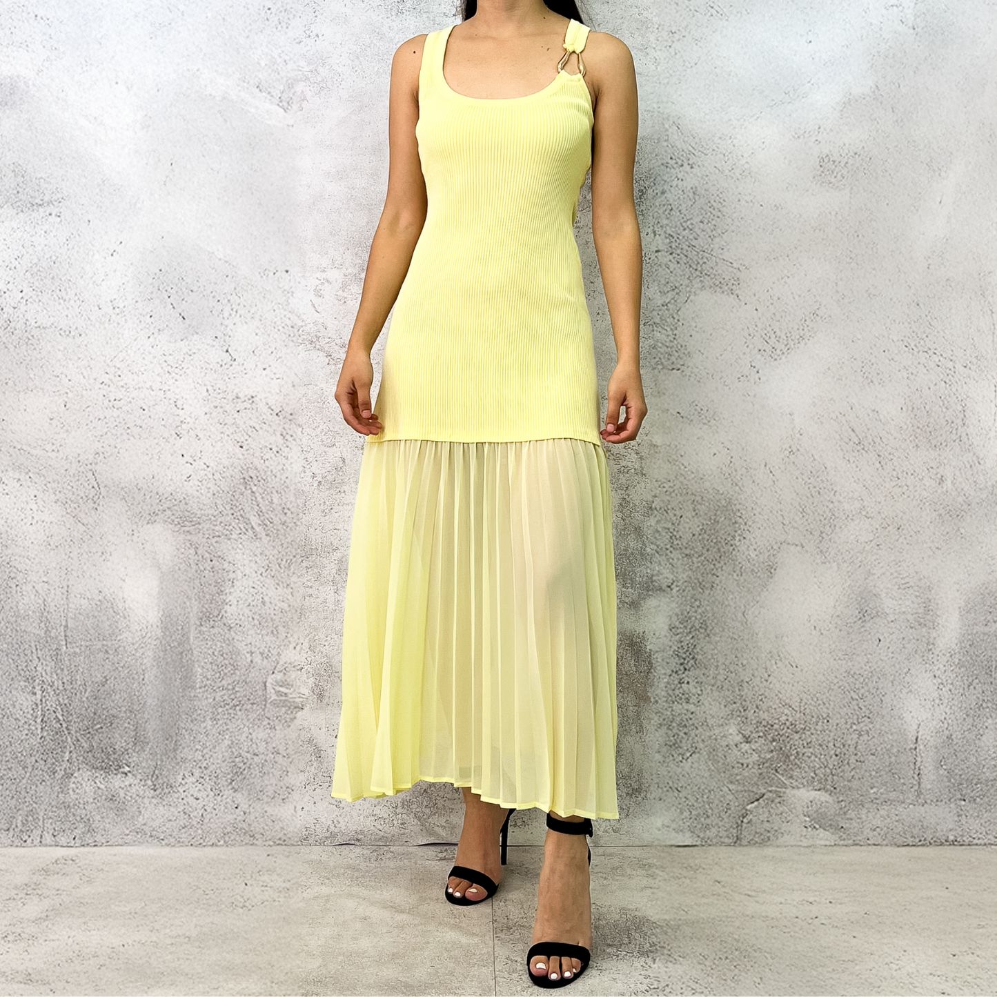 Vestido midi falda gasa amarillo.