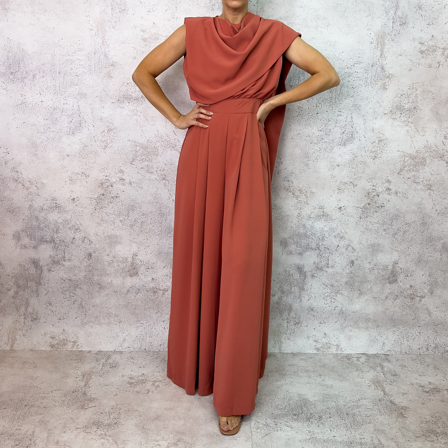 Jumpsuit canela con cuello drapeado