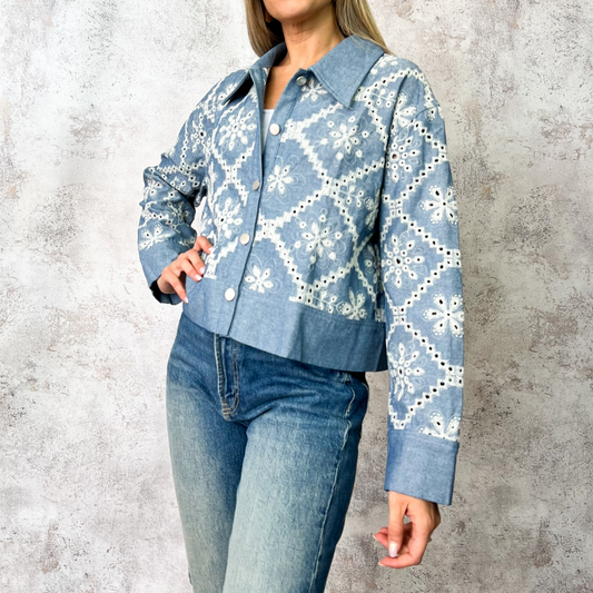 Chaqueta corta denim azul con bordado floral