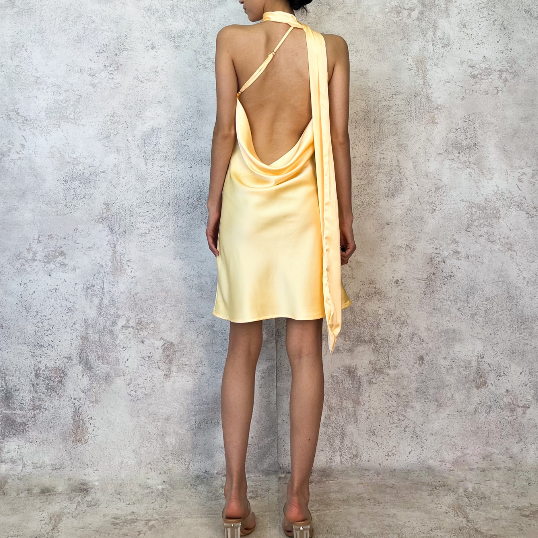 Vestido corto satinado amarillo