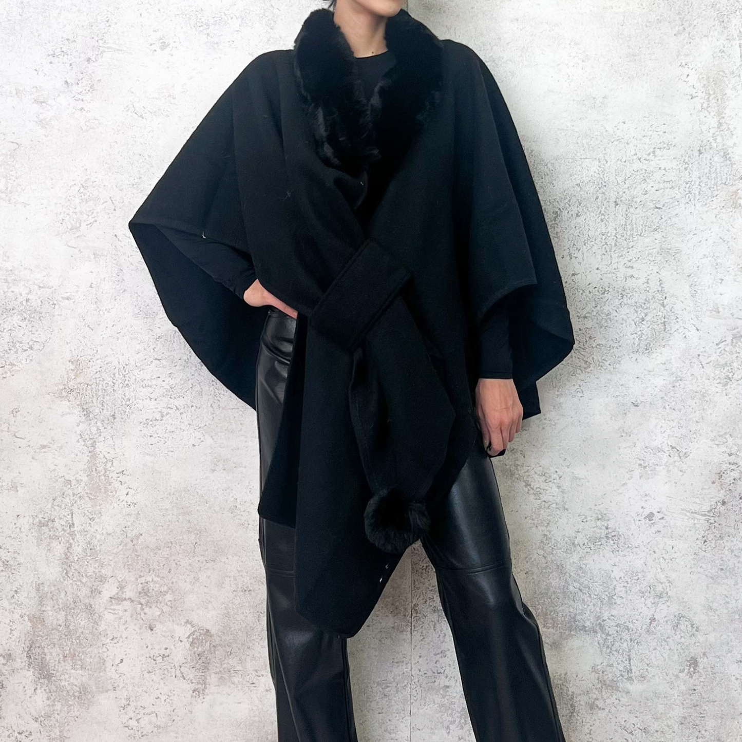 Poncho piel sintética alrededor negro