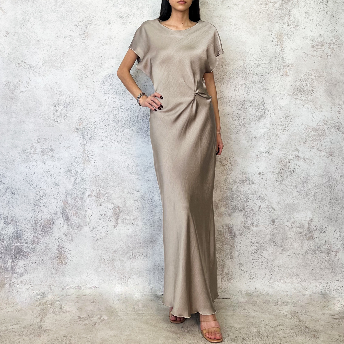 Vestido en corte midi taupe