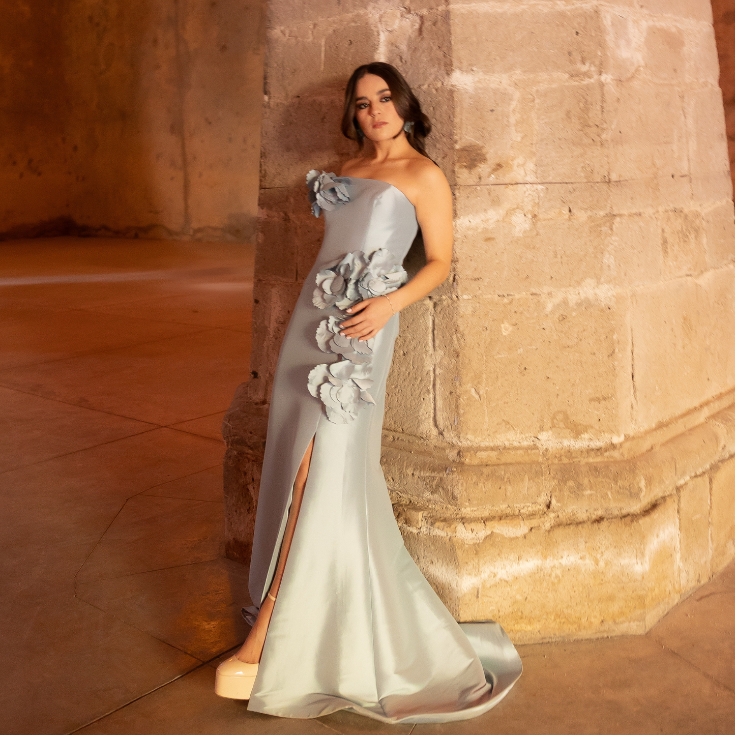 Vestido largo strapless flores resaltadas