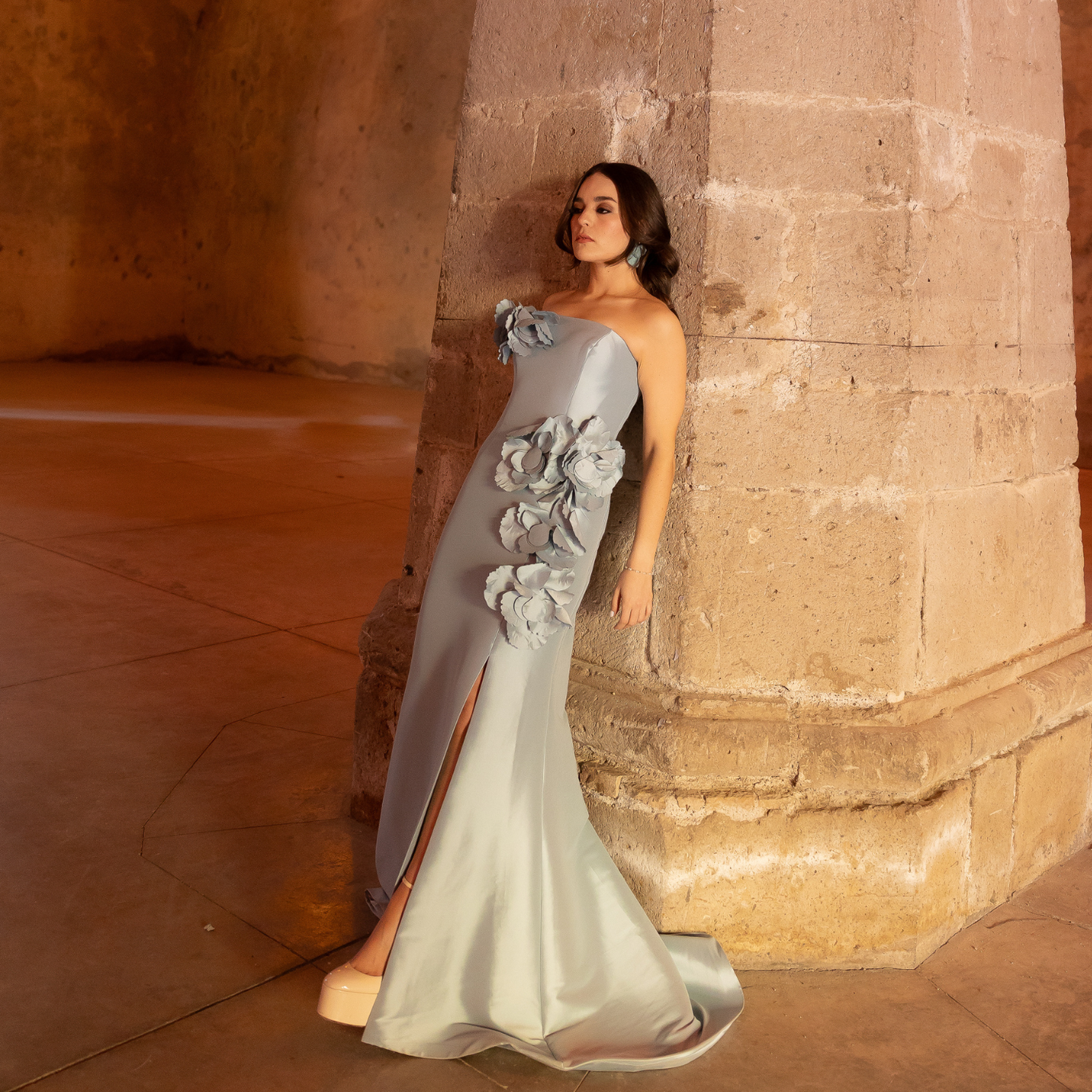 Vestido largo strapless flores resaltadas