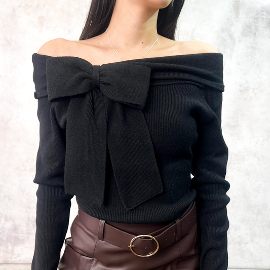 Suéter negro con moño en hombros