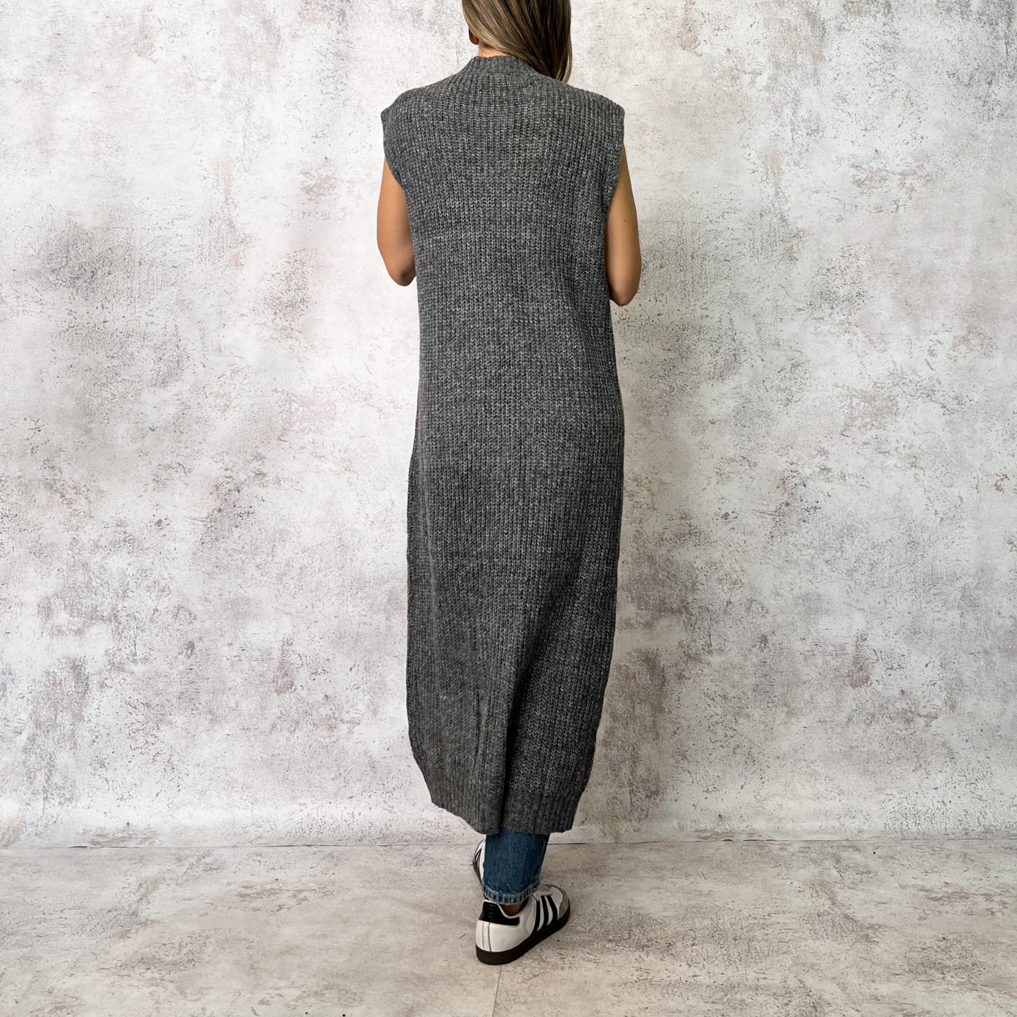 Sueter largo gris tejido con aplicaciones denim