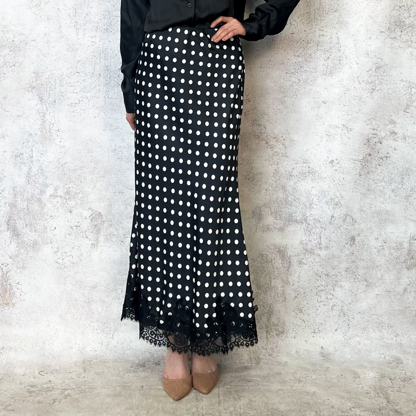 Falda satinada negra polka dots