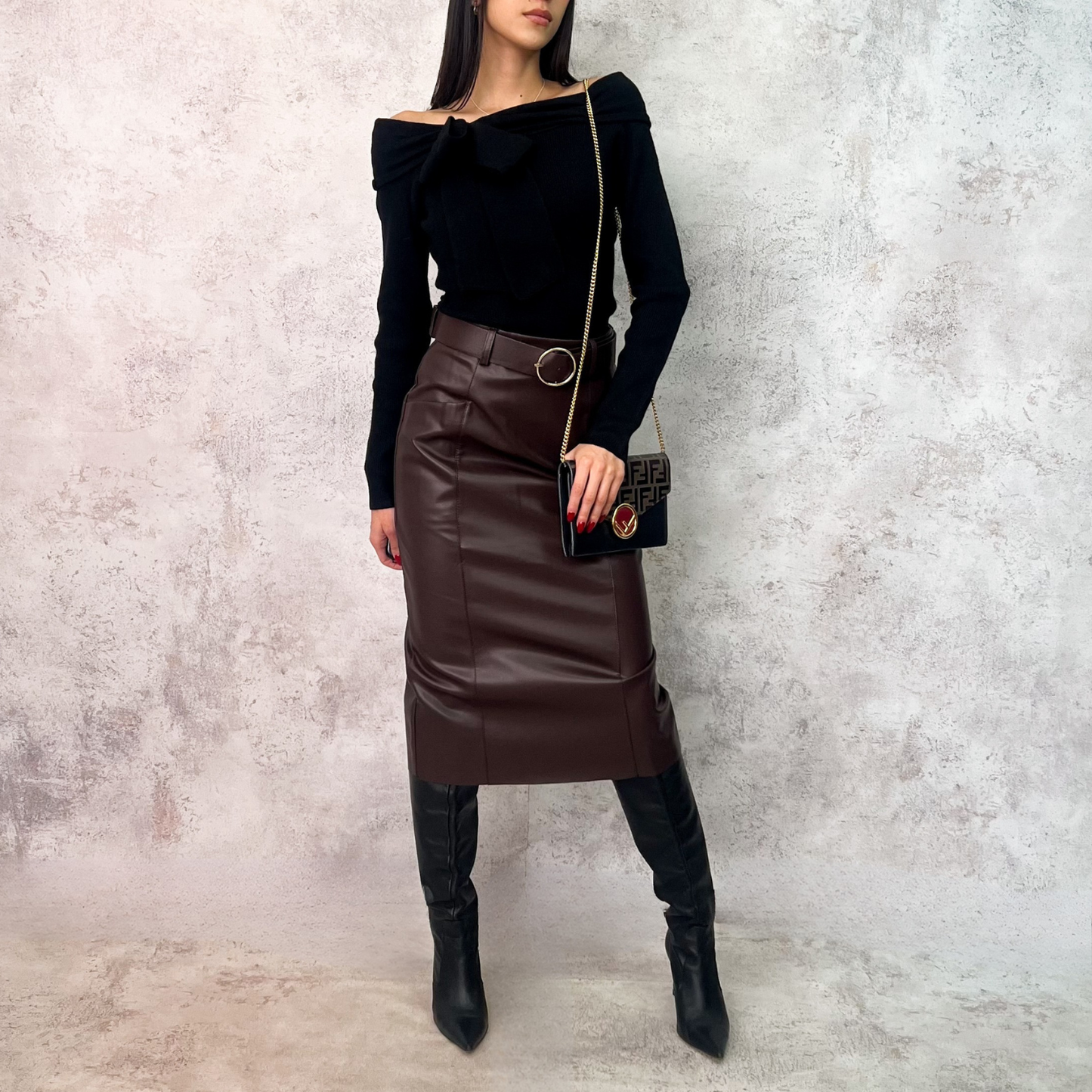 Suéter negro con moño en hombros