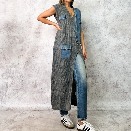 Sueter largo gris tejido con aplicaciones denim