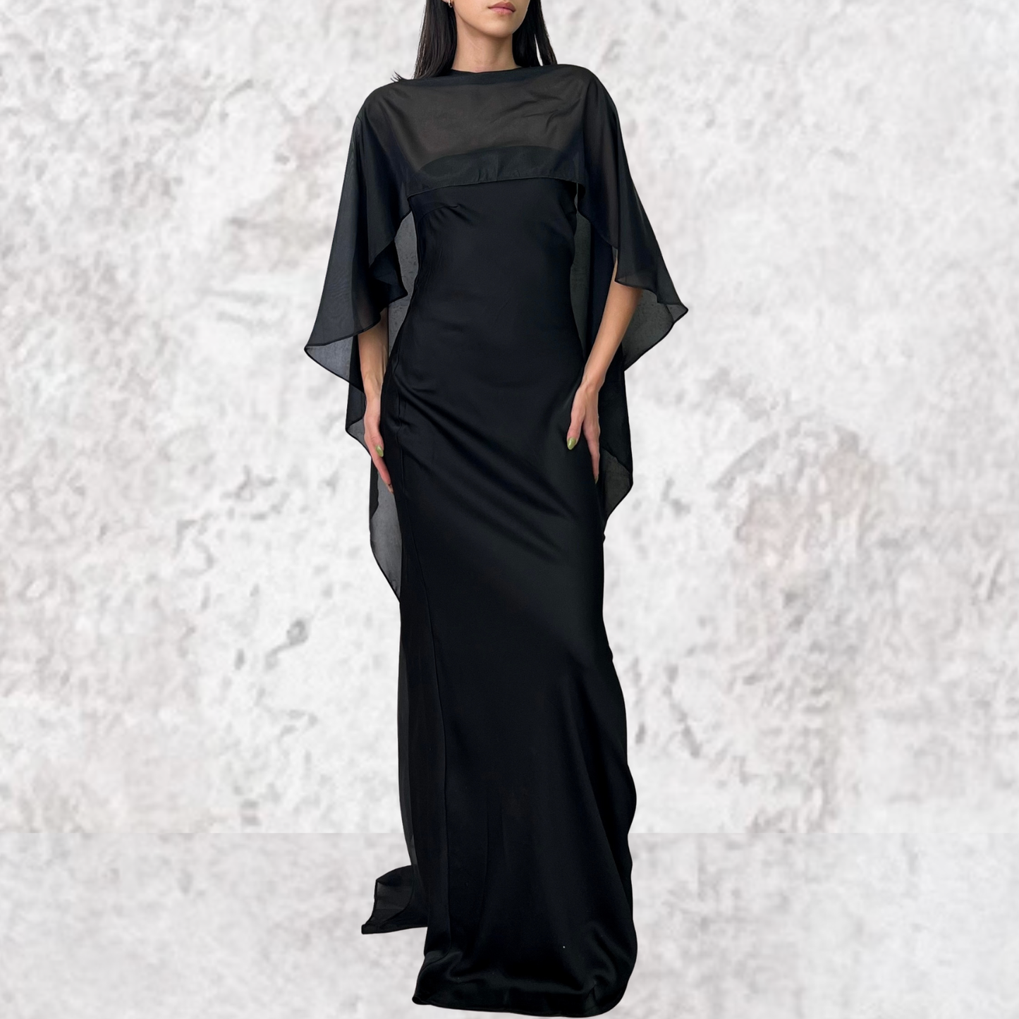 Vestido largo negro strapless con capa