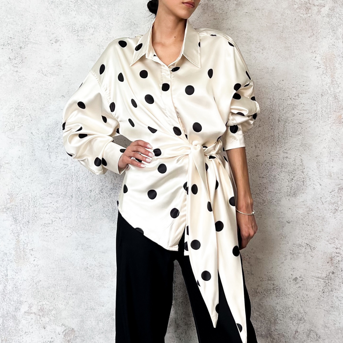 Blusa beige con puntos negros