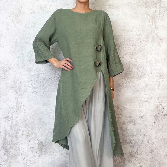 Blusa verde de lino con botones cafés