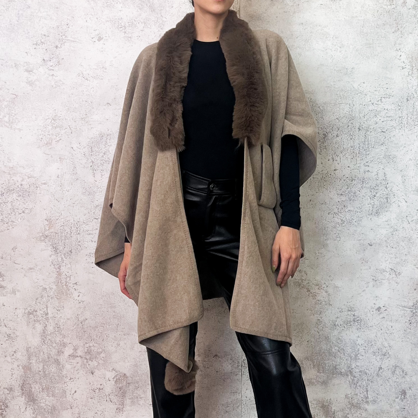 Poncho piel sintética alrededor taupe
