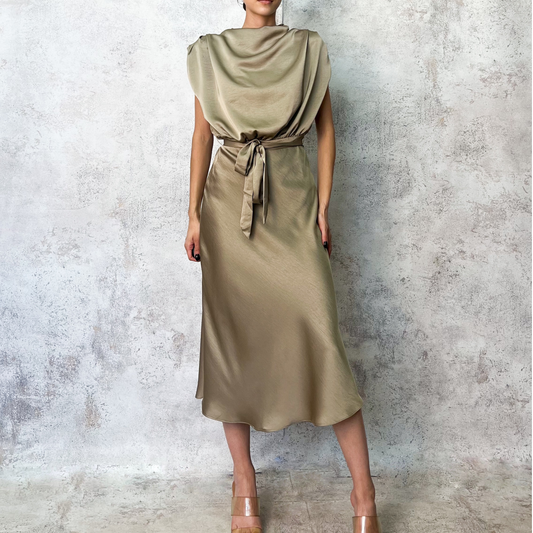 Vestido satinado color mocka