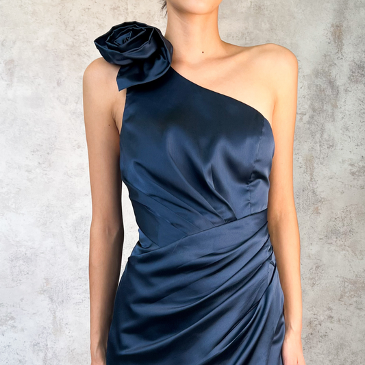 Vestido largo azul flor en hombro