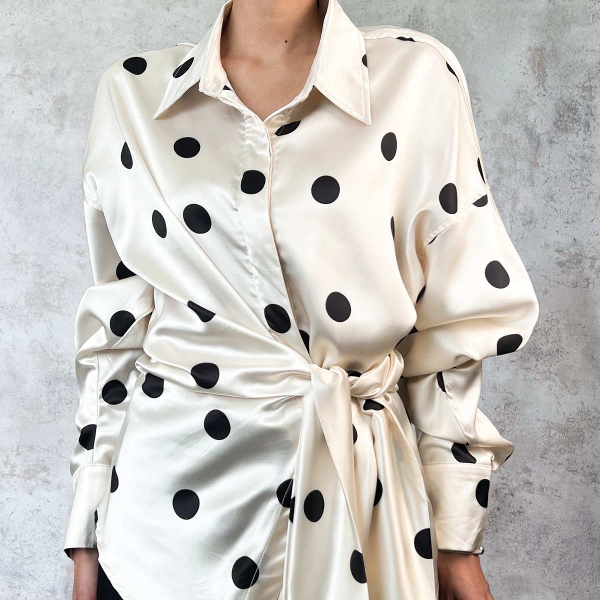 Blusa beige con puntos negros