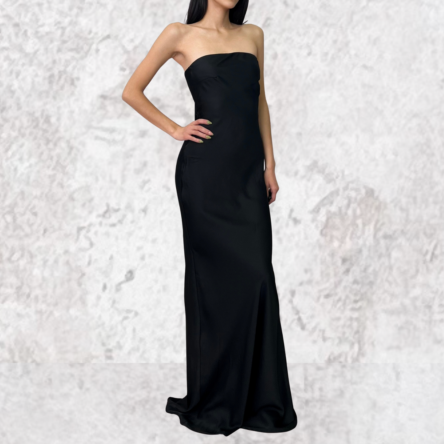 Vestido largo negro strapless con capa