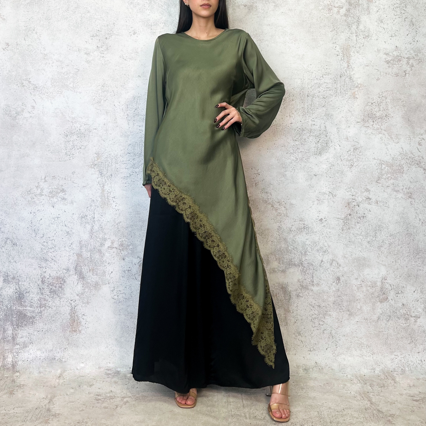 Blusa asimetrica con encaje verde