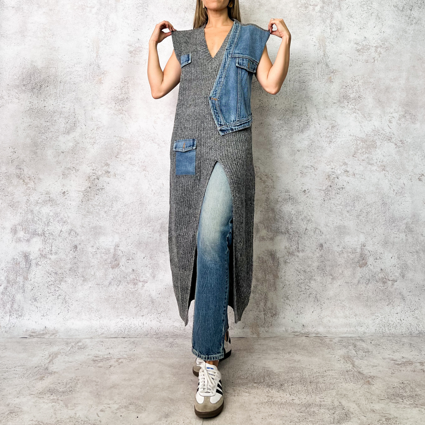 Sueter largo gris tejido con aplicaciones denim