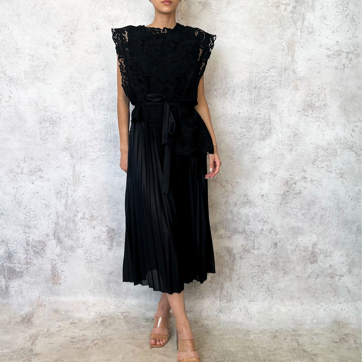 Vestido midi ensamble guipiur negro
