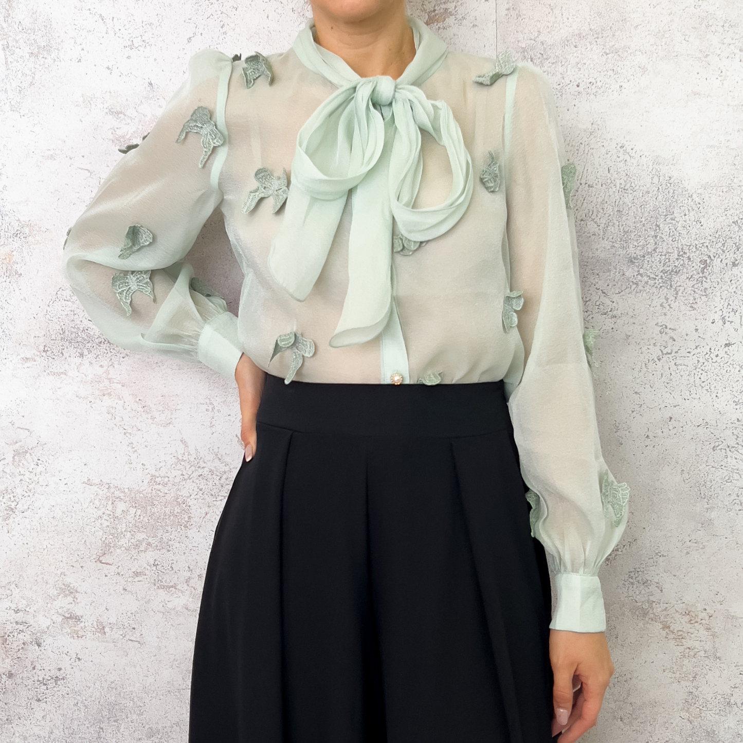 Blusa mariposas verde menta.